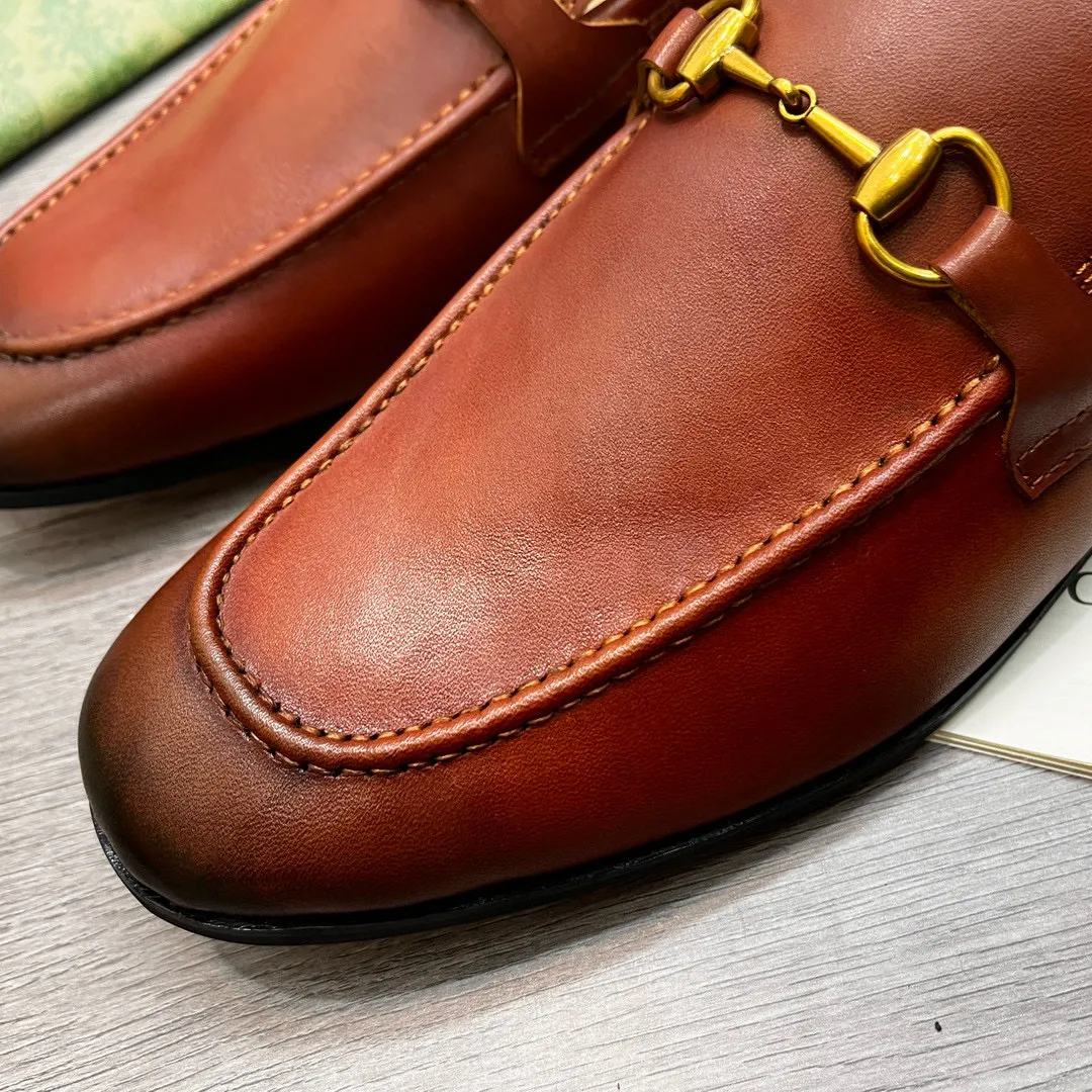 Ex-factory price: 480💰-(Gucci) men’s loafers! Genuine molded horsebit, a classic must-have for your shoe cabinet! The feet are particularly delicate! This Gucci original version is a set last, and we are consistent with the counter! Therefore, it is more comfortable in terms of last shape and comfort! Take it to the counter and compare at will! Good shoes are more than just what they make! But grasp the essence from the inside out! Material: Imported first-layer cowhide! Genuine leather outsole imported from Italy, size: 39-44 (38/45 customized, non-refundable)